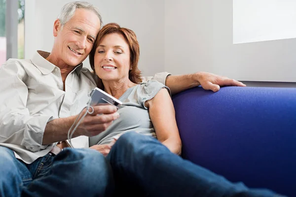 Senior Caucásico Pareja Sentado Sofá Tomando Selfie —  Fotos de Stock