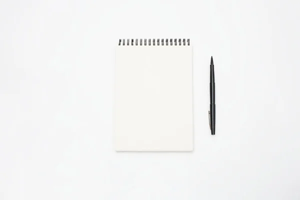 Σημειωματάριο Και Πένα Που Απομονώνονται Λευκό Φόντο — Φωτογραφία Αρχείου