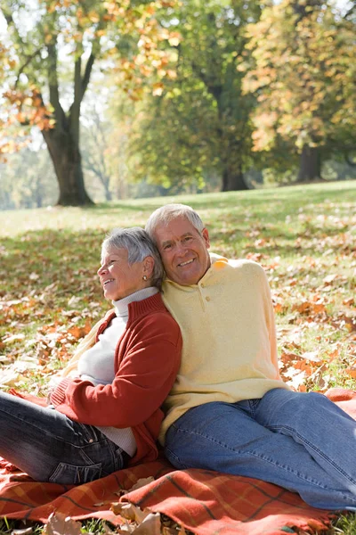 Seniorenpaar Entspannt Herbstpark — Stockfoto