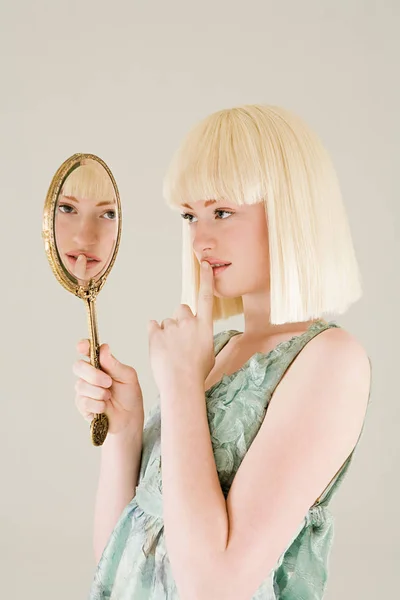 Jovem Mulher Olhando Espelho — Fotografia de Stock