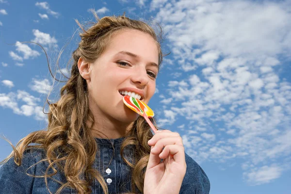Adolescente Comendo Pirulito — Fotografia de Stock