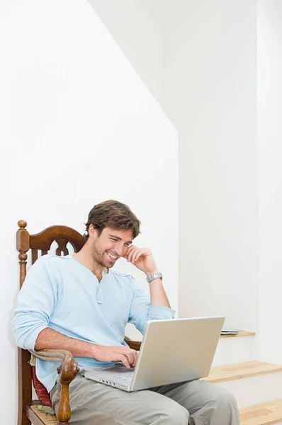 Uomo Con Laptop Sorridente — Foto Stock