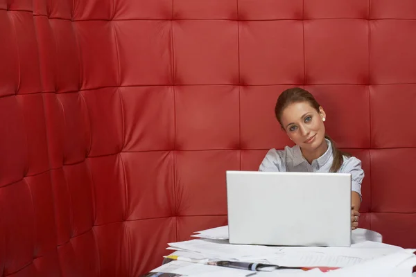 Joven Atractiva Mujer Negocios Que Trabaja Mesa Con Ordenador Portátil — Foto de Stock
