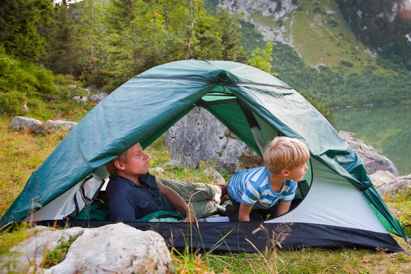 Padre Figlio Rilassano Tenda — Foto Stock