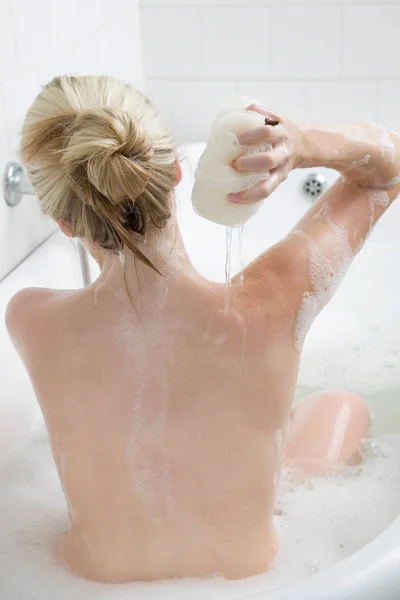 Задний Вид Красивой Белокурой Белокурой Женщины Стирающейся Пенной Ванне — стоковое фото
