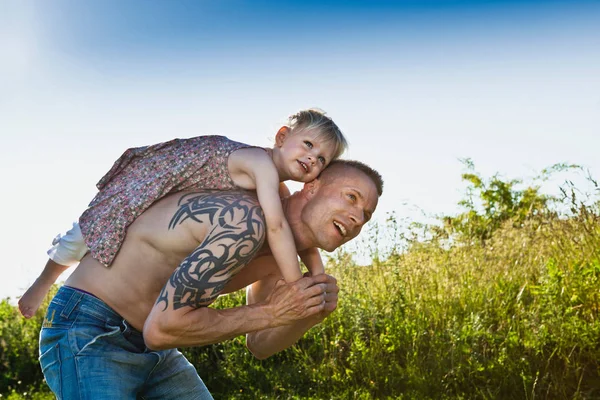 Padre Che Porta Figlia Sulla Schiena Nel Parco — Foto Stock