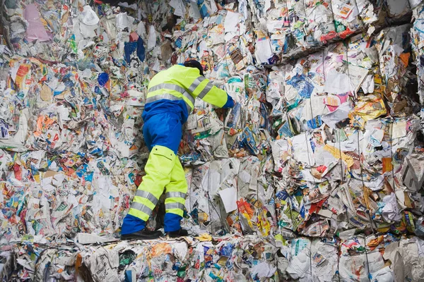 Visão Baixo Ângulo Homem Inclinado Parede Reciclagem — Fotografia de Stock