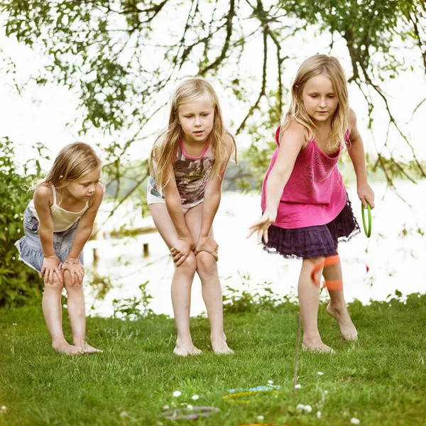 Les Filles Jouent Avec Des Anneaux Ensemble — Photo