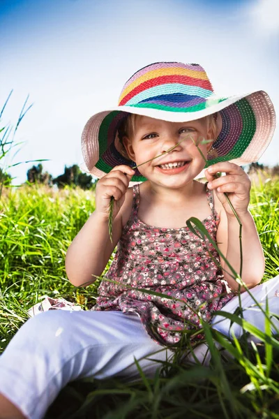 Petite Fille Portant Chapeau Soleil Tenant Herbe Dans Parc — Photo