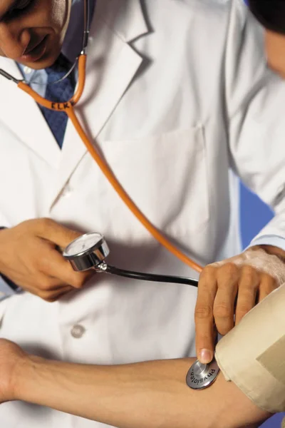 Médico Verificando Pressão Arterial — Fotografia de Stock