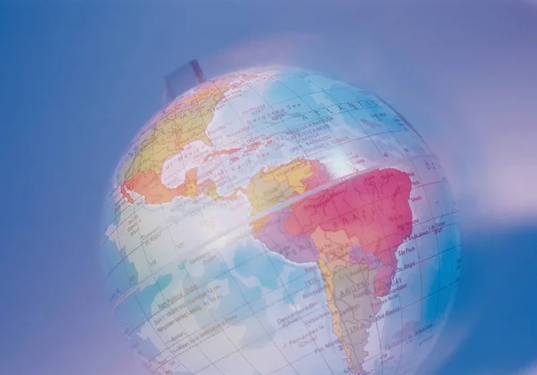 Globus Auf Blauem Hintergrund Mit Selektivem Fokus — Stockfoto