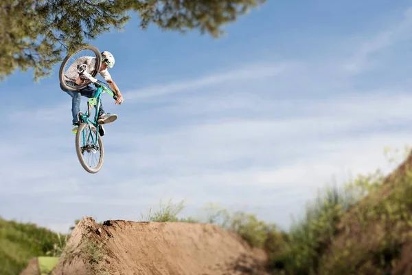 Dirt Motoros Csinál Trükkök Ugrás Közben — Stock Fotó