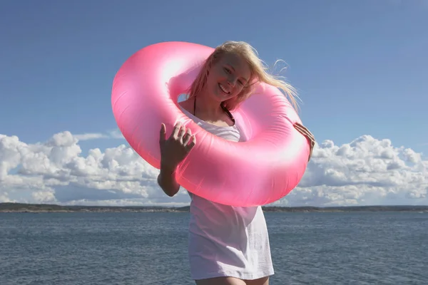 Молодая Женщина Плавательным Кольцом — стоковое фото