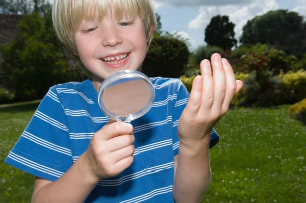 Мальчик Использует Увеличительное Стекло Открытом Воздухе — стоковое фото