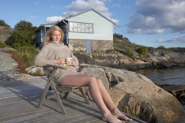 Jovem Mulher Relaxante Molhe — Fotografia de Stock