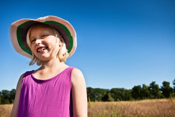 Felice Ragazza Caucasica Cappello Sole Sorridente Campo — Foto Stock