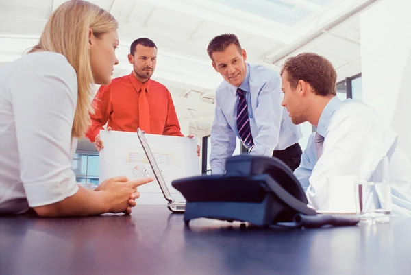 Mensen Uit Het Bedrijfsleven Samenwerken Aan Balie — Stockfoto