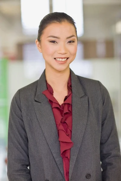 Bizneswoman Uśmiechnięta Biurze — Zdjęcie stockowe