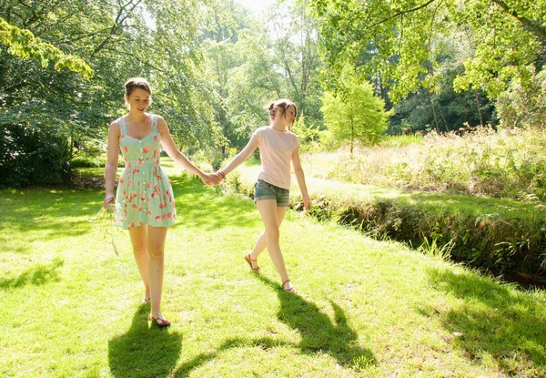 Girls Walking Together River — Stock Photo, Image