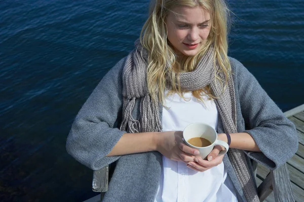 Молодая Женщина Пьет Кофе Чай — стоковое фото