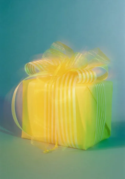 Amarelo Presente Com Fita Fundo Verde — Fotografia de Stock