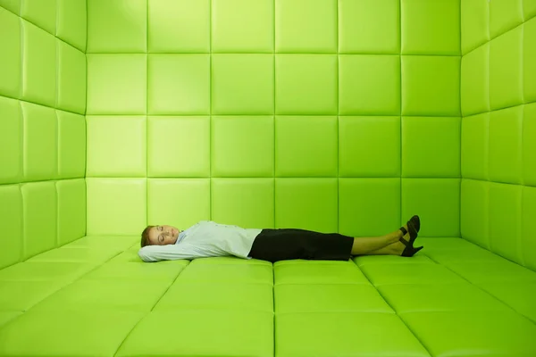 Unga Attraktiva Affärskvinna Liggande Grön Vadderad Cell — Stockfoto