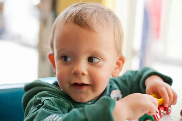 Menino Brincando Com Trens Brinquedo — Fotografia de Stock