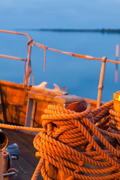 Nahaufnahme Von Aufgerolltem Seil Auf Boot — Stockfoto
