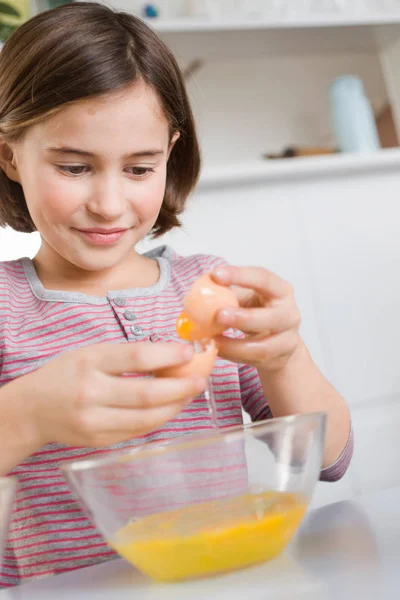 Menina Separando Gema Ovo Ovo Branco — Fotografia de Stock