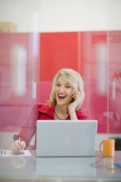 Mujer Negocios Hablando Por Teléfono Celular — Foto de Stock