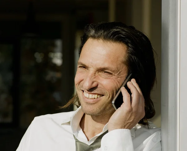 携帯電話で話しているハンサムな成熟した白人実業家 — ストック写真