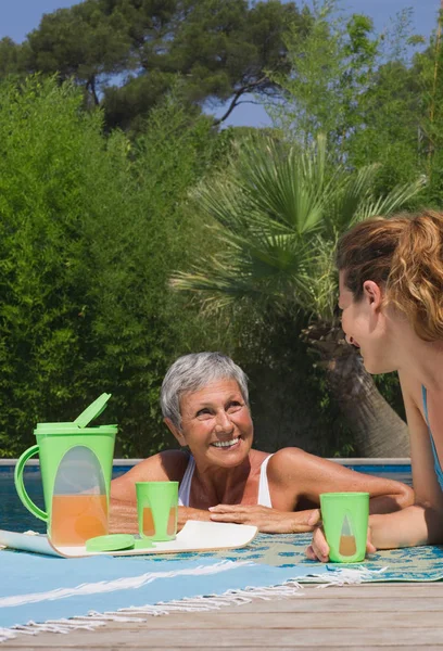 Senior Mutter Und Erwachsene Tochter Pool — Stockfoto