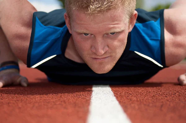 Idrettsutøver Som Tar Push Ups Bane – stockfoto