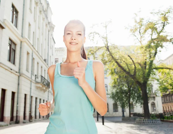 美丽的年轻运动的妇女在城市街道慢跑 — 图库照片