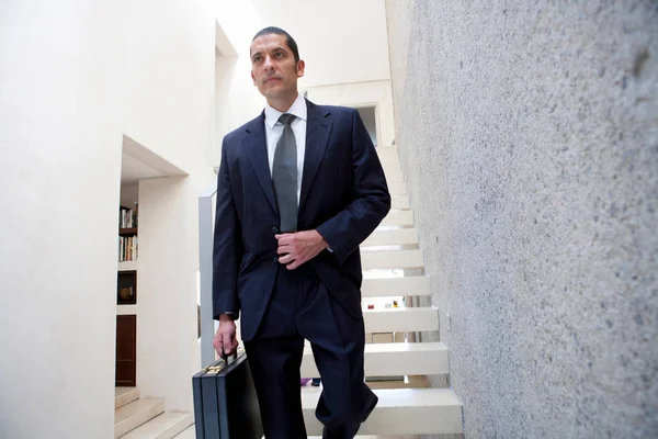 Geschäftsmann Trägt Aktentasche Auf Stufen — Stockfoto