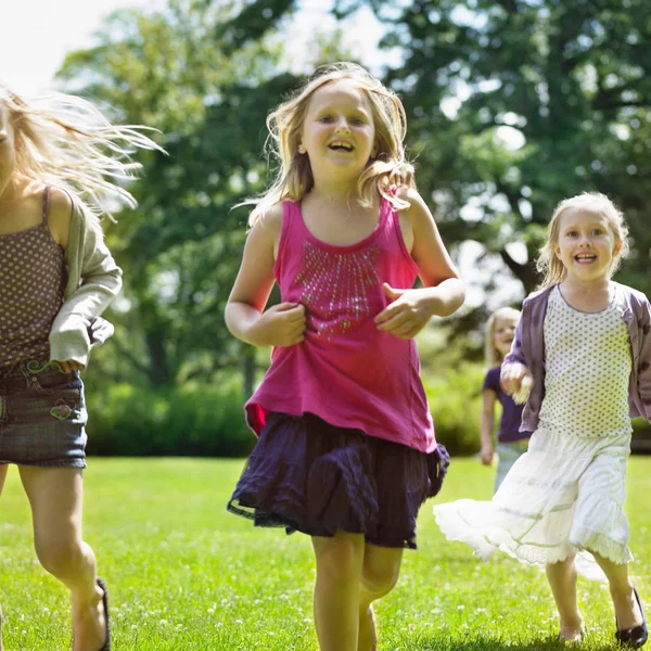 Filles Souriantes Courir Dans Champ — Photo