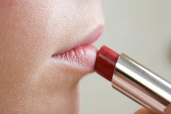 Side View Woman Applying Lipstick Close — Stock Photo, Image