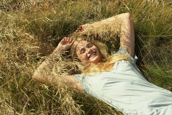 Ung Kvinna Liggande Långt Gräs — Stockfoto
