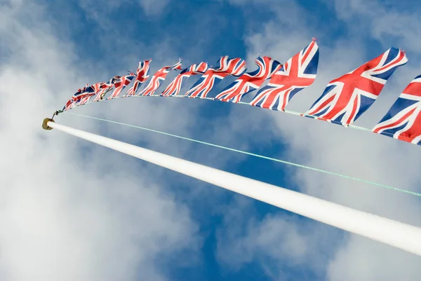 Britische Flaggen Hängen Fahnenmast Mit Wolkenlosem Blauem Himmel Auf Hintergrund — Stockfoto