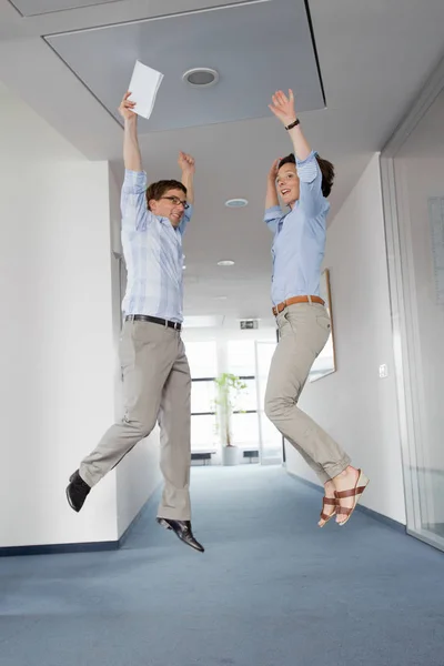 Mensen Uit Het Bedrijfsleven Springen Van Vreugde — Stockfoto