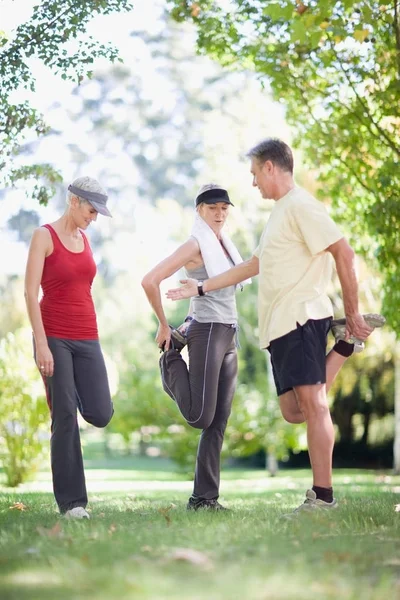 People Stretching Together Outdoors — Stock Photo, Image