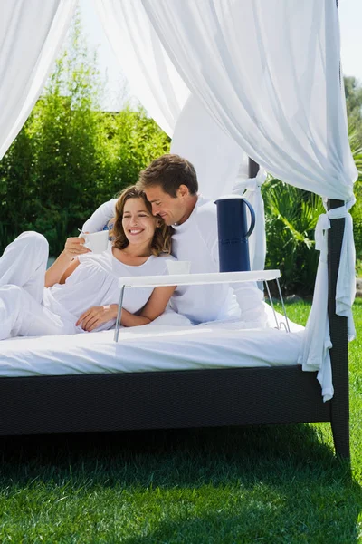 Happy Couple Outdoors Enjoying Time Together — Stock Photo, Image