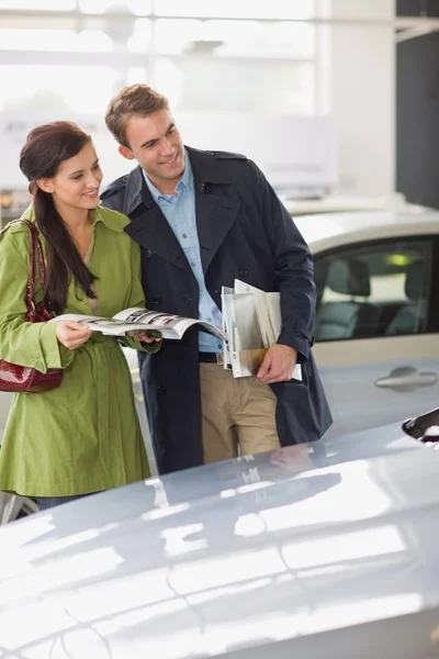 Coppia Ammirando Auto Showroom — Foto Stock