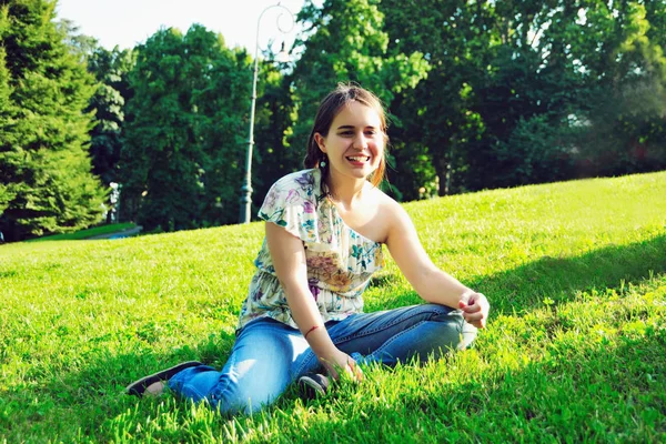 Femme Assise Dans Herbe Dans Parc — Photo