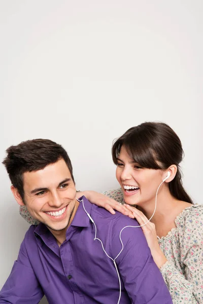 Lachende Jonge Kaukasische Aantrekkelijke Paar Hoofdtelefoon Beluisteren — Stockfoto