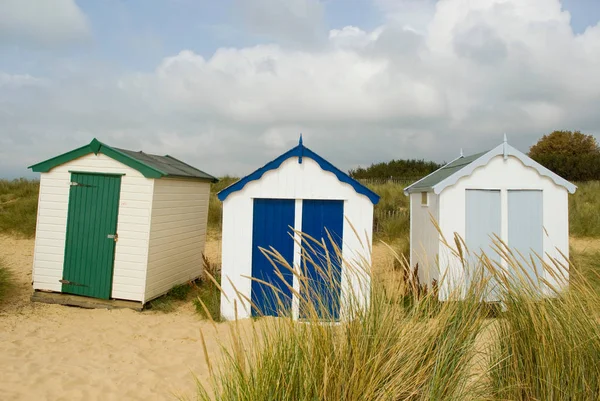 Cabanas Coloridas Uma Fileira Praia — Fotografia de Stock