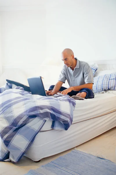 Man Met Laptop Bed — Stockfoto
