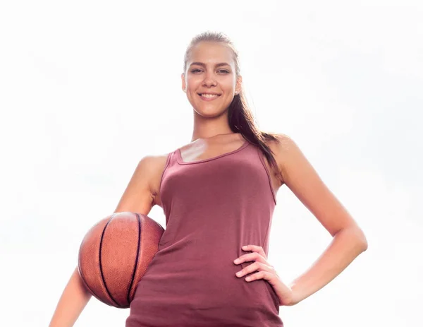 Mooie Jonge Sportieve Vrouw Met Basketbal Buitenshuis — Stockfoto