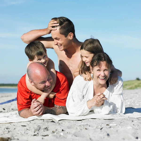 Familie Liegt Gemeinsam Auf Strandtuch — Stockfoto