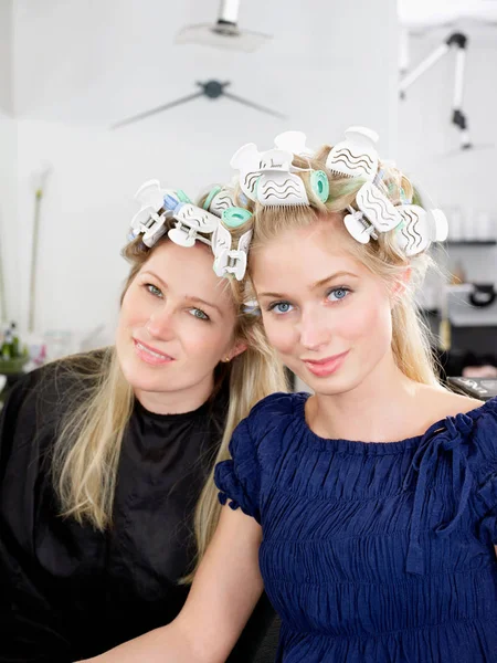 Vrouwen Dragen Van Rollen Salon — Stockfoto